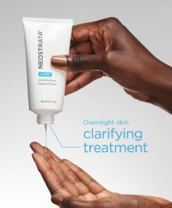 Bild på Exfoliating Mask med texten "Overnight skin clarifying treatment".