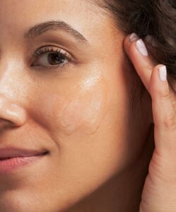 En bild på en kvinna som använder Exfoliating Mask