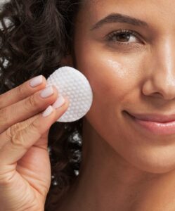 Bild på en kvinna som använder Smooth Surface Glycolic Peel Pads.