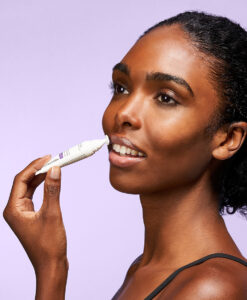 En kvinna använderLip Wrinkle Repair på sina läppar