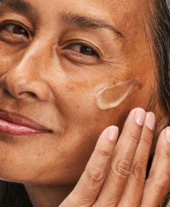 En kvinna smörjer ansiktet med Hyaluronic Luminous Lift